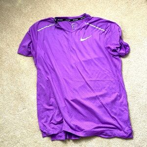Men’s Nike dri-fit short sleeve shirt.